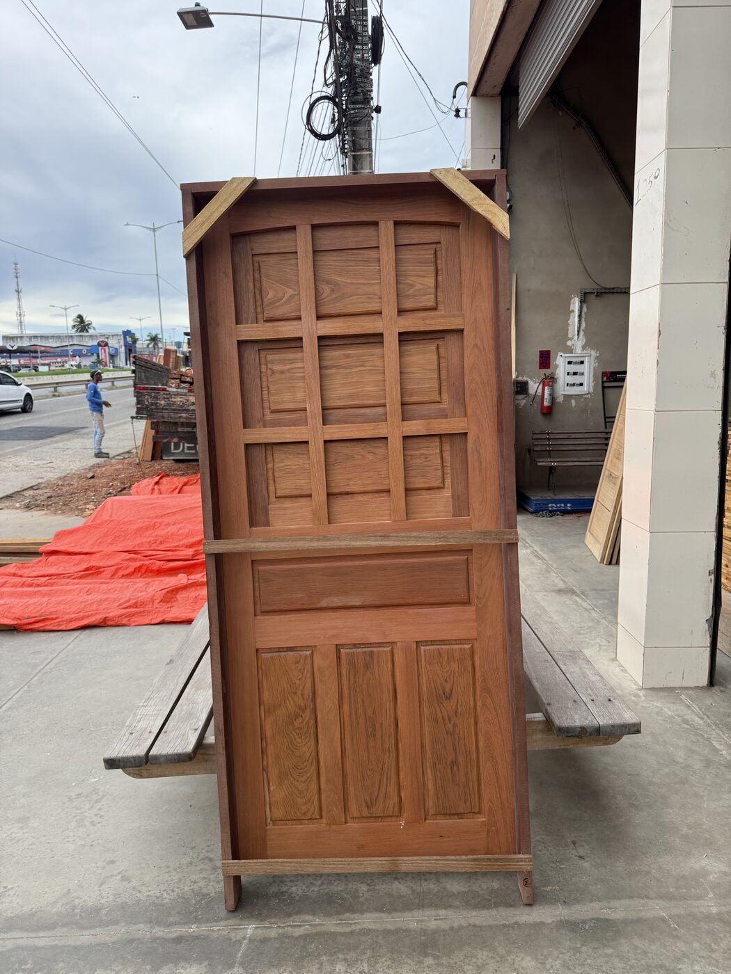 Porta entalhada por mestres marceneiros do Agreste