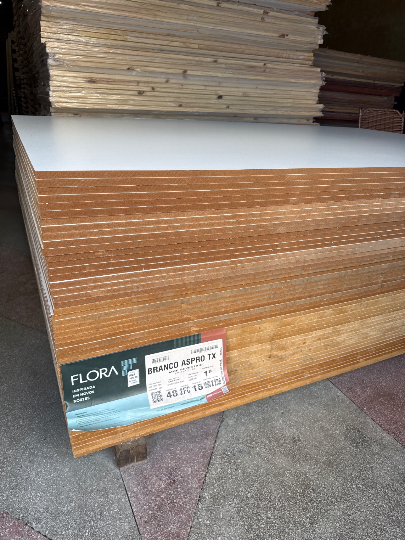 Chapas de MDF branco 1,85 x 2,75 m empilhadas na TS Madeiras