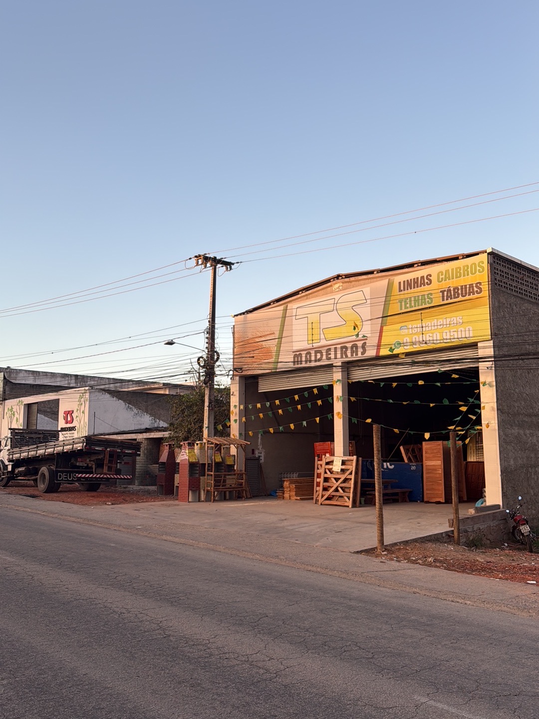 Fachada da TS Madeiras — Av. dos Estados, Caruaru/PE
